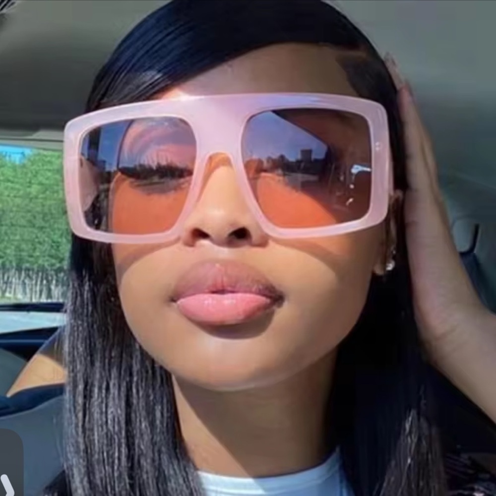Chic Pink Square Sunglasses
0335